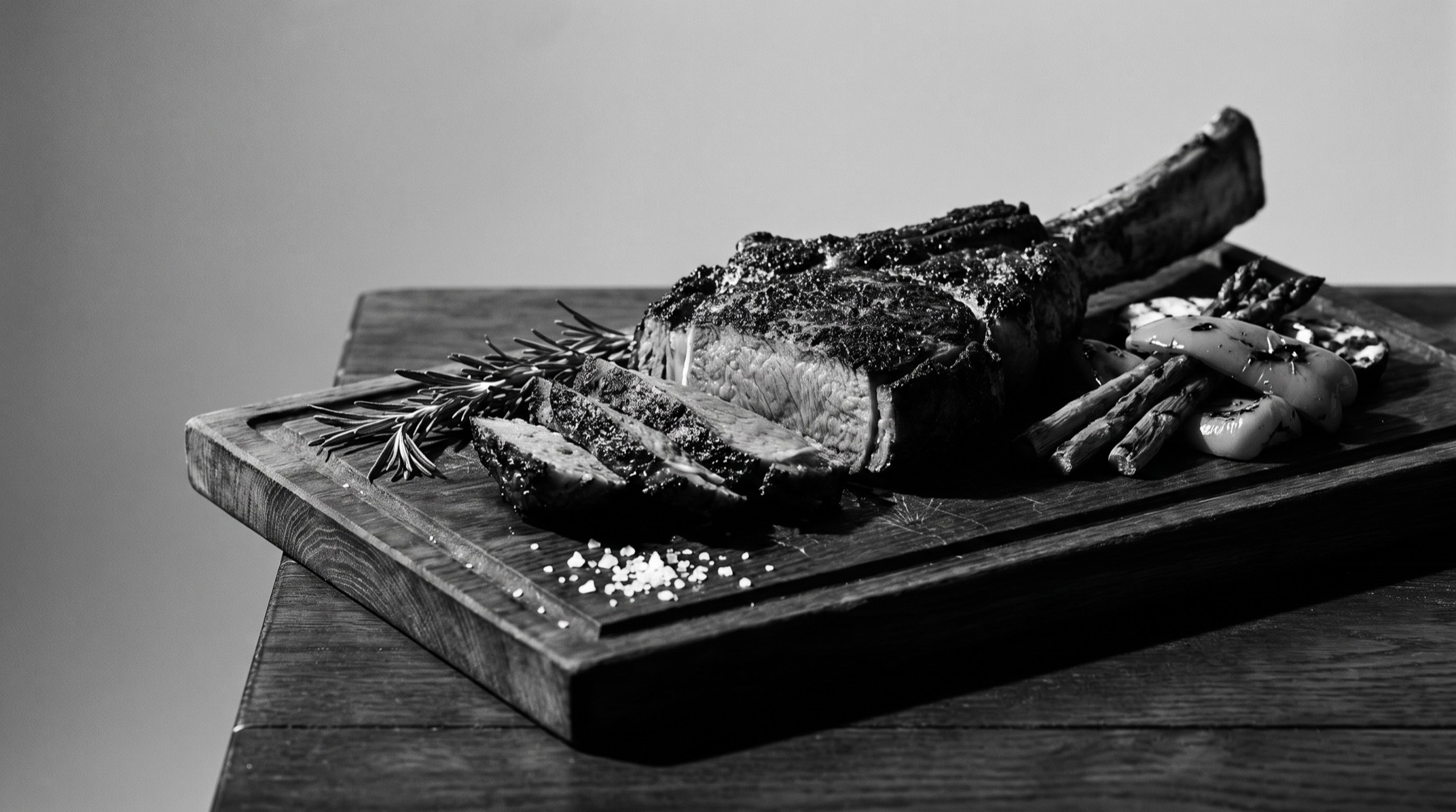 Gegrilltes Tomahawk-Steak in Scheiben auf Holzbrett